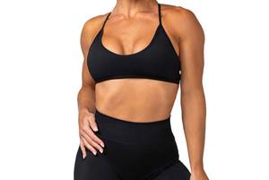 Soutiens-gorge de sport en maille élégants et offrant un maintien optimal pour femmes, avec technologie d'évacuation de l'humidité, design respirant et sans armatures. - Product Image 2