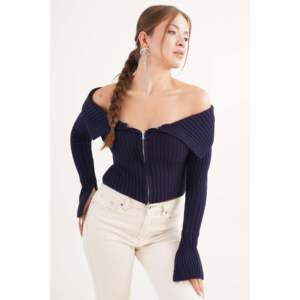 Blouse en tricot bleu marine avec fermeture éclair intégrale et col, style Madonna, design décontracté, vente en gros - Product Image 4