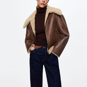 Manteau en peau lainée finition lisse, confortable à porter, avec support pour logo personnalisé, idéal pour les tenues décontractées et superposées de la saison froide pour femmes. - Product Image 6