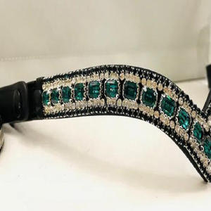 Impresionante banda en forma de V de 5 filas, cristales de color verde esmeralda, diamante ostentoso, de cuero, para cejas de caballo con botón ajustable para lazos - Product Image 5