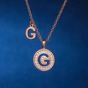 Colgante de Moissanita con Inicial Personalizada, Diseño Redondo con Incrustaciones, Color D VVS, Plata 925, Joyería de Lujo, Venta al Por Mayor OEM - Product Image 2