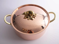 Ensemble de casseroles classiques en cuivre martelé avec des boutons de couvercle en acier inoxydable ornés pour le service en cuisine et la présentation de buffet