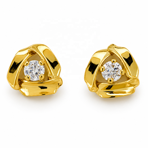 JJBRAVO Pendientes de Oro Sólido de 14k con Cinta Entrelazada y Circonitas, Estilo Contemporáneo y Elegante para Mujer, Joyería Fina, OEM, ODM, Venta al por Mayor - Product Image 1
