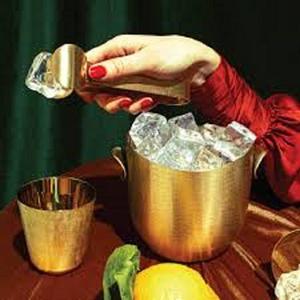 Cubo de hielo con textura de carcasa redonda martillada hecha a mano en latón satinado Cubo de hielo para Bar Hotel Diseño de lujo Cubo de hielo de latón - Product Image 1