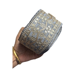 ชุดเดรสริบบิ้นประดับเลื่อมผ้าลูกไม้ประดับคอลูกปัดลายปักดีไซน์เนอร์ราคาขายส่งสำหรับส่งออกจากอินเดีย - Product Image 1