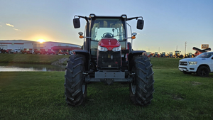 Tracteur Massey Ferguson 5M.145 4x4 avec 3 vannes hydrauliques auxiliaires arrière, cabine/climatisation/chauffage, transmission Powershift - Product Image 2