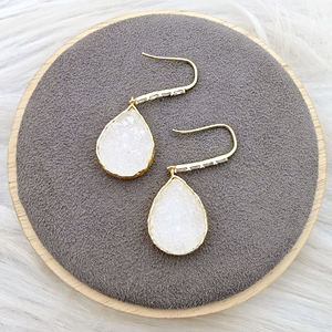 Bijoux en pierre naturelle, cristal d'agate blanche sucrée, boucles d'oreilles pendantes, plaqué or 18 carats, bijoux statement, petit accent en CZ, boucles d'oreilles à crochet - Product Image 4