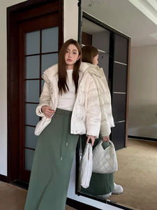 Abrigo de invierno de lona con capucha de alta calidad para mujer Chaqueta de burbuja con patrón de pan amarillo en 5 colores Estilo acolchado - Product Image 3