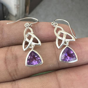 Boucles d'oreilles pendantes en argent 925 avec pierre précieuse en améthyste naturelle taille trillion en gros pour femmes - Product Image 3