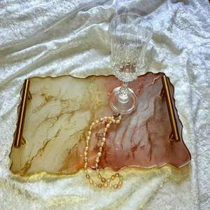 แผ่นเสียงเรซินดีไซน์ร่วมสมัยที่มีชีวิตชีวาเหมาะสำหรับการเสิร์ฟของหวานหรือเสริมโต๊ะอาหารของคุณ - Product Image 4