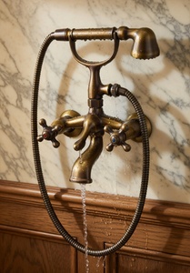 Grifo de Lavabo Estilo Otomano de Latón con Válvula de Agua Fría/Caliente - Acabado de Latón Pulido para Cocina y Baño - Product Image 1