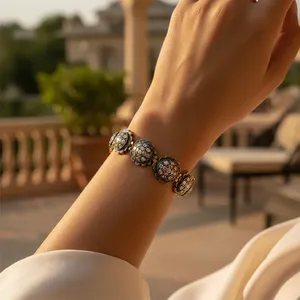 Bracelet en diamant noir avec plaqué or et motif floral pour femmes - Product Image 1