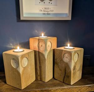 Bougeoirs en bois de Noël soigneusement fabriqués avec des pots en verre Motifs inspirés des fêtes pour une ambiance chaleureuse et accueillante - Product Image 2