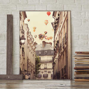 Impresión artística de estilo moderno de un avión volando sobre París de Irene Suchocki - Product Image 2