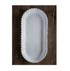 Plateau de service en céramique élégant conçu pour les festivals divertissants avec des collations, des bonbons et des plats principaux. - Product Image 3
