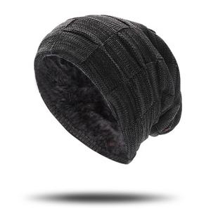 Venta al por mayor en Stock Venta caliente para hombre acrílico colorido grueso invierno sombrero personalizado cuero tejido etiqueta goma parche polar forrado Beanie - Product Image 6