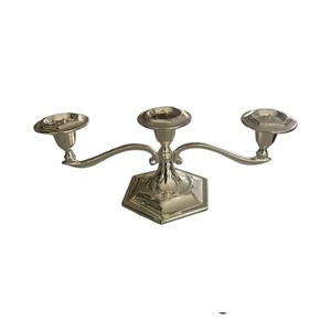 Bougeoirs en métal élégants pour la décoration intérieure pour un intérieur romantique pendant la configuration de la table de réception de Pâques et de mariage de Noël - Product Image 6