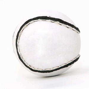 Balles de hurling personnalisées avec logo imprimé en couleur unie, fabrication en usine à faible MOQ, nouveau style de balles de hurling pour le sport - Product Image 1