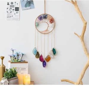 Attrape-rêves bohème moderne en cristal avec tranches d'agate en pierre naturelle et chaîne dorée, ornement suspendu pour mariage - Product Image 2