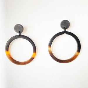 Juego de pendientes rectangulares hechos a mano, cuerno de búfalo puro, resina, madera y latón Negro | Joyería metálica marrón natural para mujer - Product Image 2