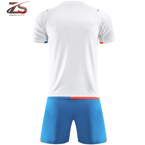 Uniformes de fútbol personalizados de poliéster 100% de alta calidad con LOGO fabricados en Pakistán - Product Image 3