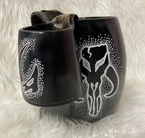 Tasse de corne à boire de corne de Noël avec base en acrylique Véritable tasse de corne de Viking artisanale pour Mead Ale et bière - Product Image 2