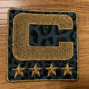 Écusson Capitaine C avec badge brodé de 4 étoiles d'or Écusson personnalisé à repasser ou à coudre pour maillots de sport et uniformes d'équipe - Product Image 3