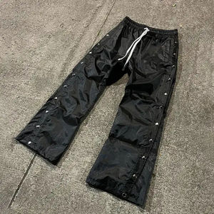 OEM Pantalon de survêtement à boutons personnalisés Pantalon coupe-vent en nylon à rayures pour hommes Pantalon de survêtement droit évasé en strass - Product Image 1