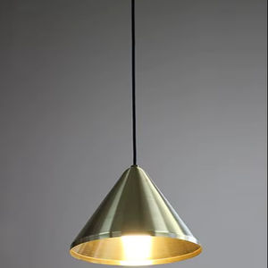 Lampe suspendue en métal d'inspiration traditionnelle, conçue pour les maisons classiques avec des détails élégants et une éclairage doux - Product Image 1