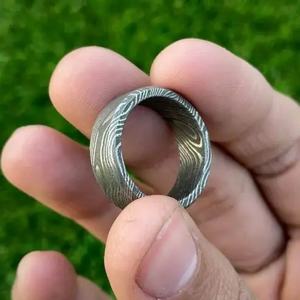 Bague en acier Damas faite à la main sur mesure avec belle boîte cadeau-Cadeau de mariage ou d'anniversaire personnalisé - Product Image 5