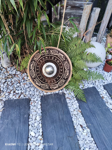 Bouclier Viking authentique avec gravure personnalisée sur les courses. - Product Image 3