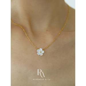 Collar con Colgante de Flor de Margarita Blanca con Concha de Madreperla, Cadena Chapada en Oro de 18K, Regalo para Ella - Product Image 6