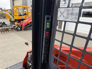 Nouvelle chargeuse sur pneus Kubota SSV65 avec godet frontal robuste, moteur diesel puissant de 64 CV et boîte de vitesses de 47,7 kW, garantie d'un an - Product Image 5