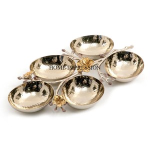 Cuencos pulidos brillantes de Color plateado con textura martillada de forma redonda de 5 compartimentos con marco de diseñador de flores chapadas en oro de la India - Product Image 1