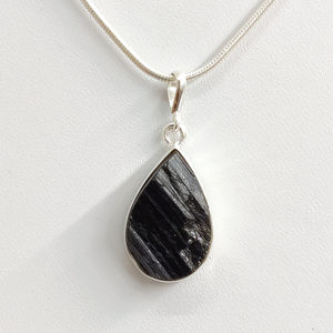 Colgante de Turmalina Negra (3.9 Gramos) con Tecnología de Incrustación en Bisel - Product Image 1