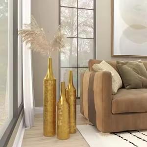 Ensemble de 3 vases en métal doré de qualité supérieure pour un style de maison sophistiqué et une décoration d'occasion spéciale fabriqués à la main en Inde - Product Image 1