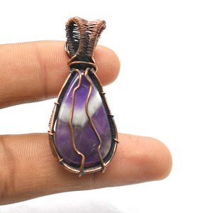 Collar con colgante de fiesta Vintage cristiano hecho a mano envuelto en alambre de latón con piedras preciosas de amatista Salvia para ella - Product Image 1