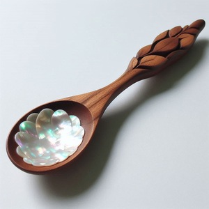 Découvrez l'élégance Une luxueuse cuillère à perles avec des inspirations de conception ancienne - Product Image 2