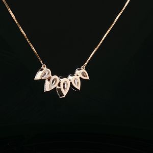 Lujoso Colgante de Diamante de Laboratorio en Forma de Pera con Oro Amarillo de 18 Quilates, Joyería Fina de Moda para Regalos y Fiestas |   Diamantes Sheetal - Product Image 3