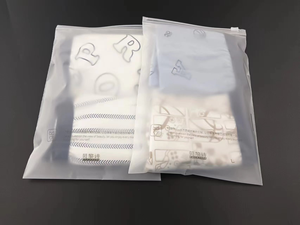 Sac en plastique à fermeture éclair unique imprimé personnalisé, avec logo emballage de vêtement PE - Product Image 4