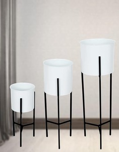 Macetas de metal con soporte alto Eleve su espacio con diseños de moda Macetas colgantes para balcón Sala de estar - Product Image 2