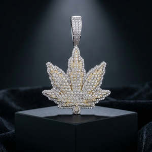Collier de Luxe en Argent Poli Miroir avec Pendentif Feuille d'Érable Glacée et Moissanite Impériale Entièrement Sertie, Bijou Tendance et Culturel - Product Image 5
