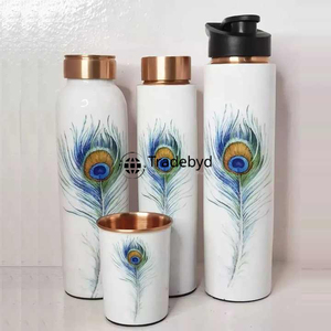 Bouteille en cuivre de qualité Heirloom pièce élégante faite à la main pour des générations de verres en plastique Tradebyd - Product Image 2