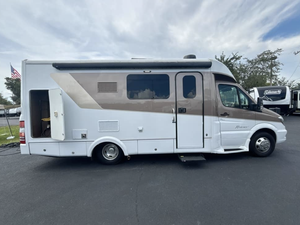 Prix réduit pour un camping-car de luxe R_e_g_e_ncy U_ltraa Brougham 25MB d'occasion de 2019 - Bon état, climatisation, cuisine - Product Image 4