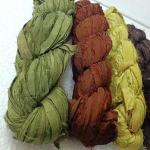 ริบบิ้นผ้าไหมส่าหรีรีไซเคิลทำจากผ้าไหมสีทึบเหมาะสำหรับงานศิลปะและงานฝีมือ - Product Image 3