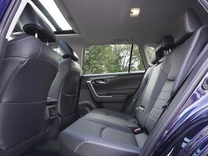 Faible kilométrage 2023 Toyota RAV-4 hybride XLE Premium AWD utilisé avec siège en cuir Démarrage à distance Bluetooth XLE Package Toit ouvrant - Product Image 6