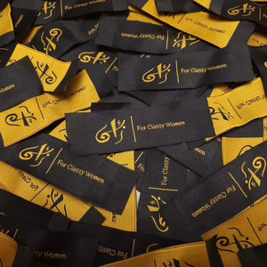 Venta al por mayor de ropa con logotipo bordado personalizado Damasco tejido de poliéster etiquetas blancas y negras etiquetas plegables baratas - Product Image 1