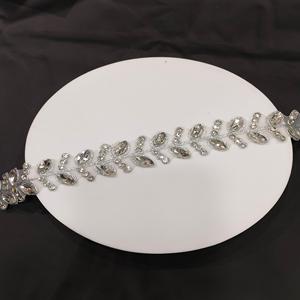 ผ้าลูกไม้สีเงินประดับด้วยหินคริสตัลประดับเพชรหรูหราทำด้วยมือสำหรับตกแต่งเสื้อผ้าและตกแต่งบ้าน - Product Image 3