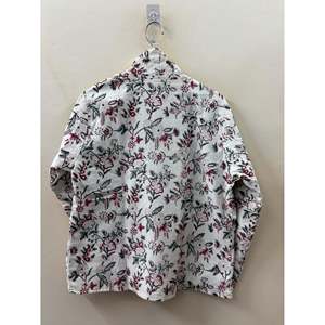 Veste en velours côtelé crème brodée à la main avec des motifs floraux bordeaux et vert forêt, collection Jardin des fleurs sauvages pour le printemps - Product Image 3
