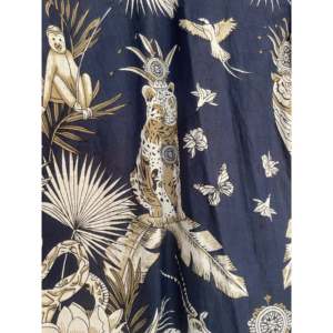 Estampado Floral Medianoche ESTILO JUNGLE, Tela Popelina Informal con Estampado Floral de Girasoles al Mediodía sobre un Fondo Azul Claro - Product Image 3